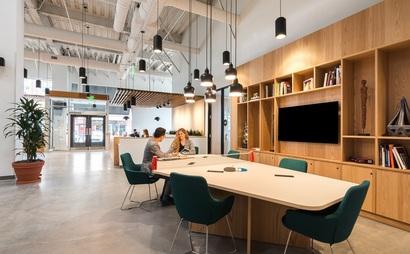 Een perfect formaat kantooromgeving voor vijf Een perfect formaat kantooromgeving voor vijf