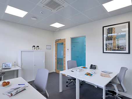 Werk zoals u dat wilt in een privékantoor voor drie