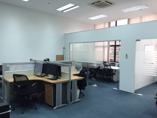 Fully furnished space / Desk