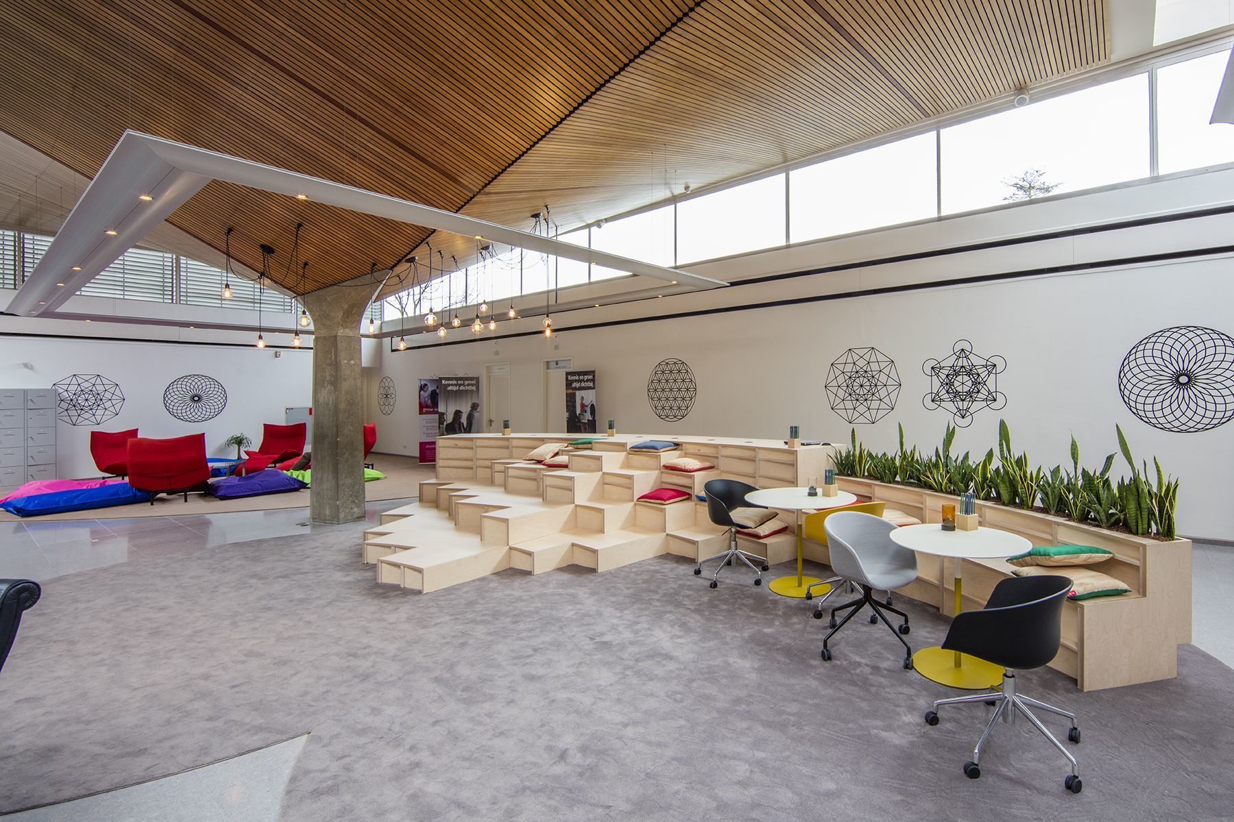 Work your way in een privékantoor voor drie Work your way in een privékantoor voor drie