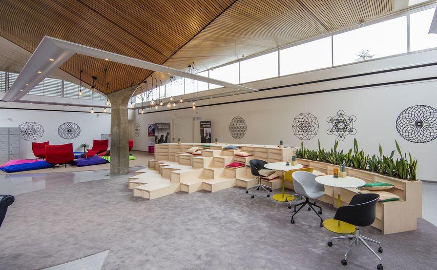 Work your way in een privékantoor voor drie Work your way in een privékantoor voor drie