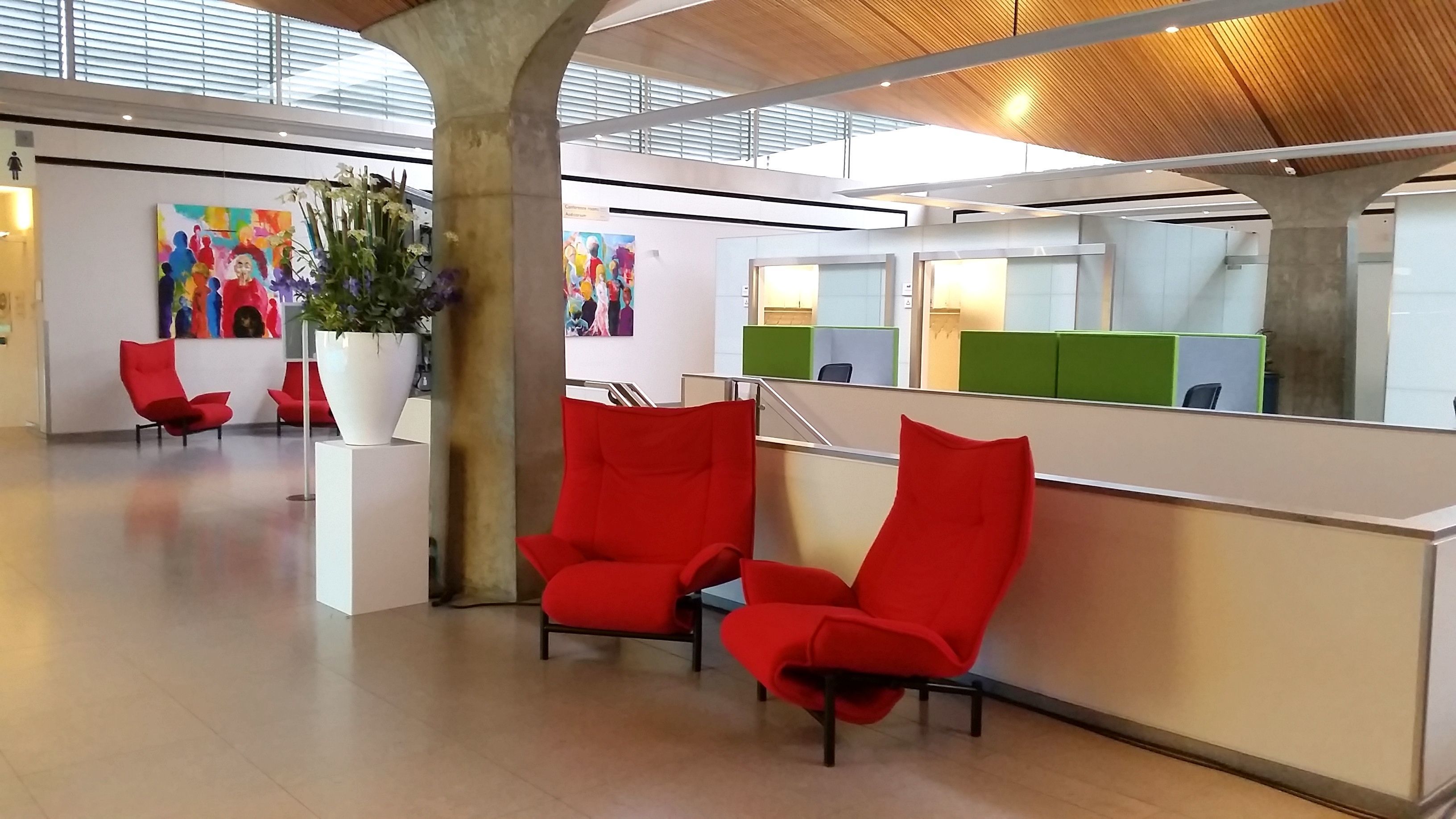 Work your way in een privékantoor voor drie Work your way in een privékantoor voor drie