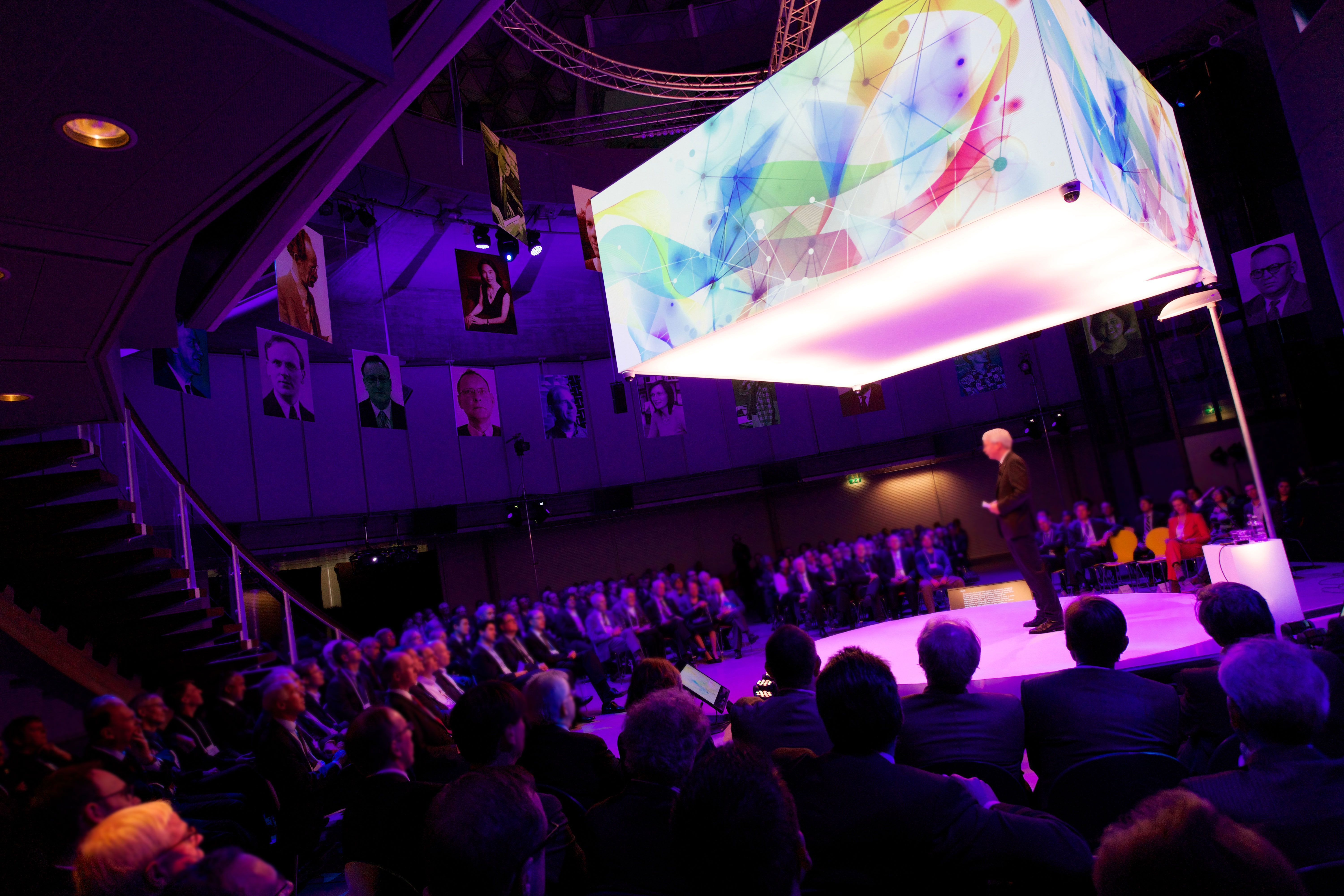 Work your way in een privékantoor voor drie Work your way in een privékantoor voor drie