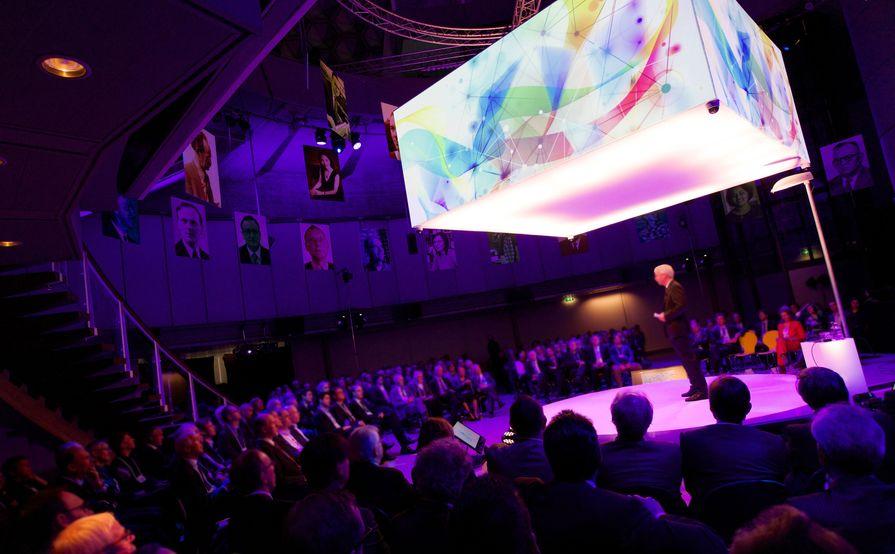 Work your way in een privékantoor voor drie Work your way in een privékantoor voor drie