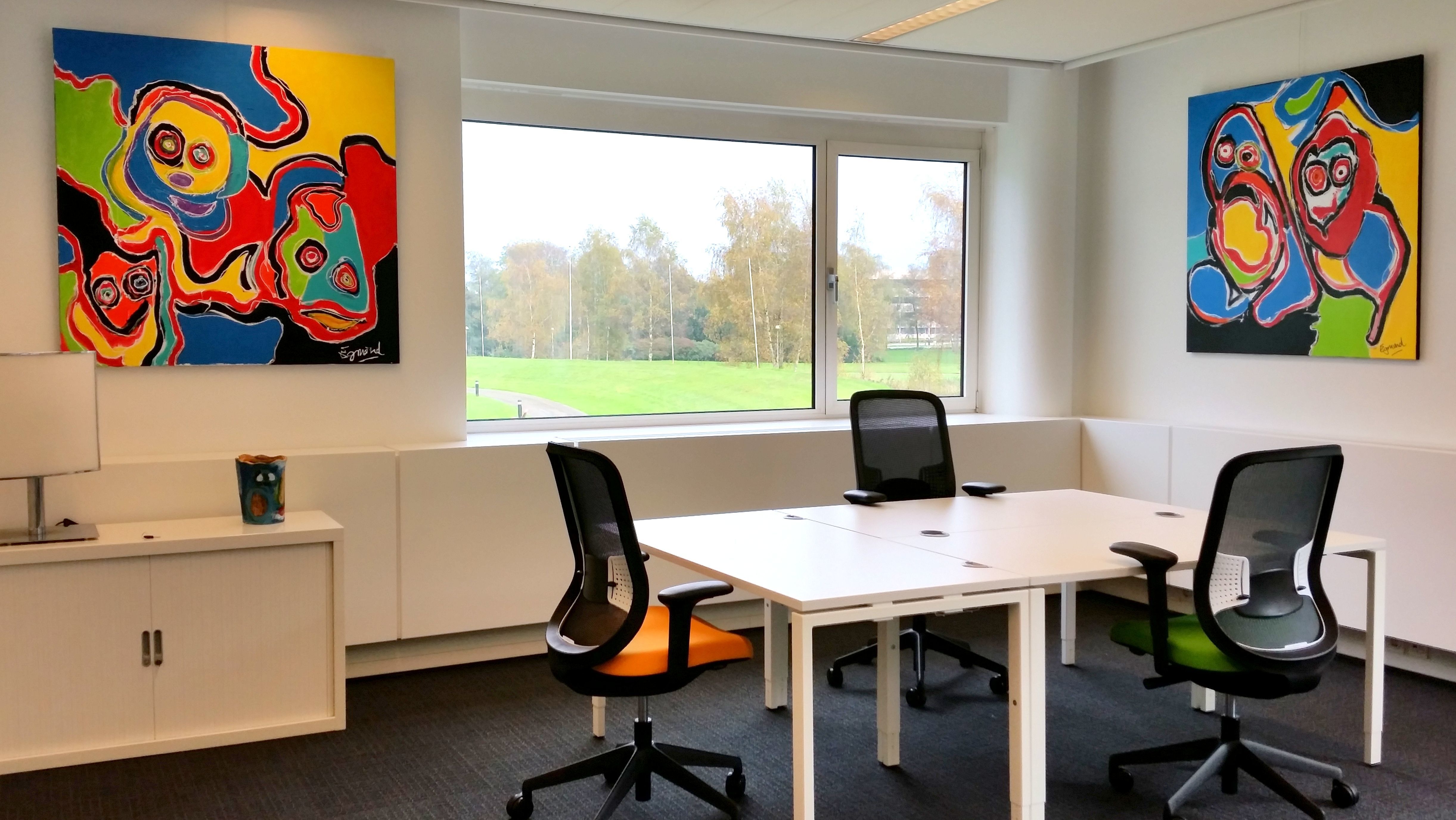 Work your way in een privékantoor voor drie Work your way in een privékantoor voor drie