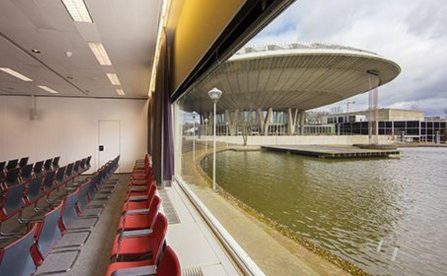 Work your way in een privékantoor voor vijf Work your way in een privékantoor voor vijf