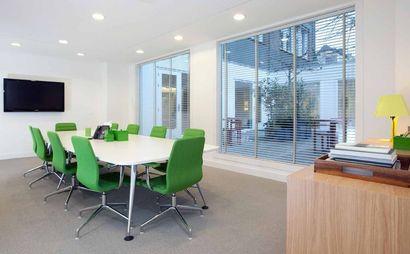 Een perfect formaat kantooromgeving voor vijf. Een perfect formaat kantooromgeving voor vijf.