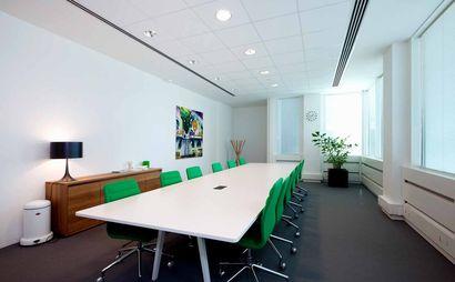 Een perfect formaat kantooromgeving voor vijf. Een perfect formaat kantooromgeving voor vijf.