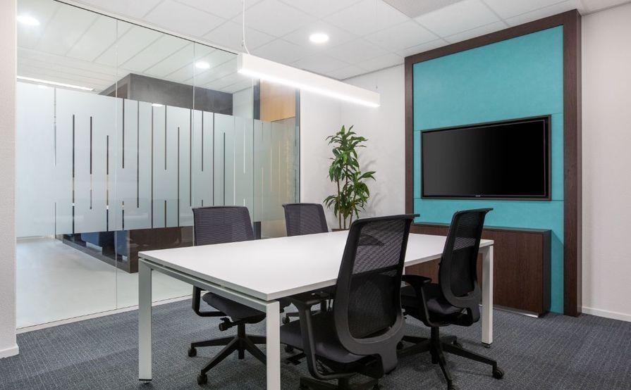 Work your way in een privékantoor voor drie Work your way in een privékantoor voor drie