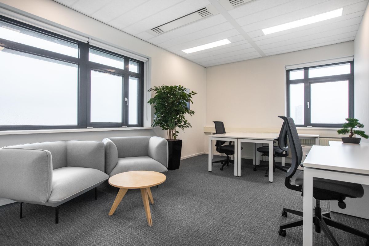 Work your way in een privékantoor voor drie Work your way in een privékantoor voor drie