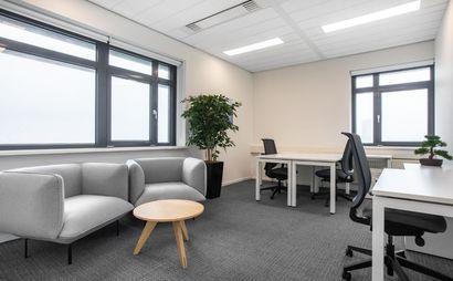 Work your way in een privékantoor voor drie Work your way in een privékantoor voor drie