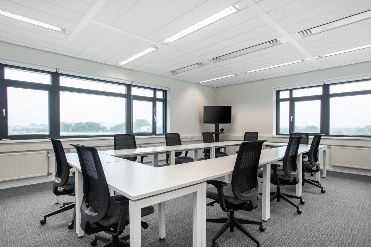 Work your way in een privékantoor voor drie Work your way in een privékantoor voor drie