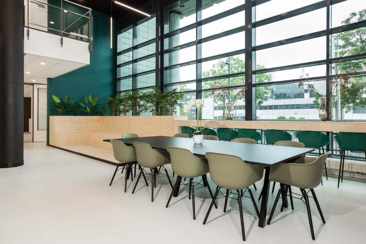 Work your way in een privékantoor voor drie Work your way in een privékantoor voor drie