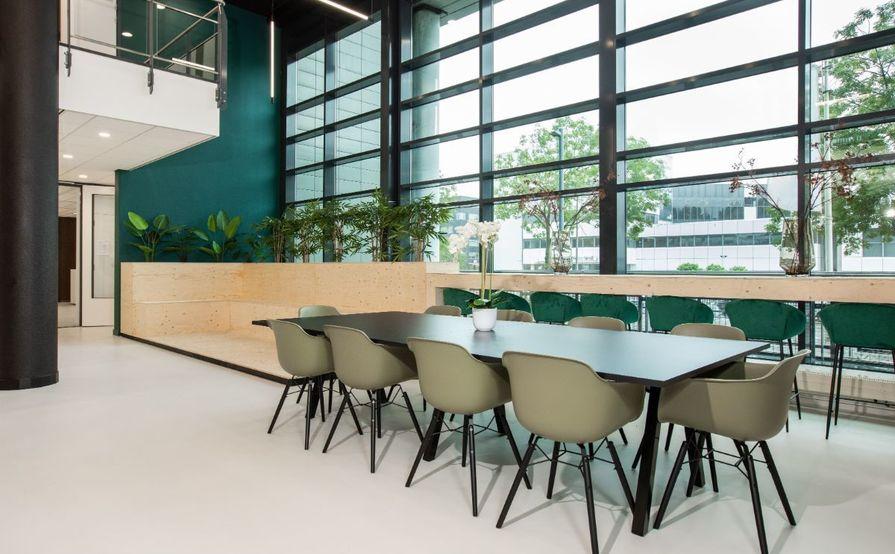 Work your way in een privékantoor voor drie Work your way in een privékantoor voor drie