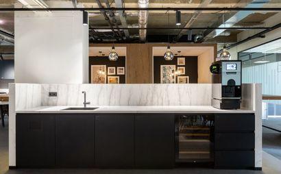 Work your way in een privékantoor voor drie Work your way in een privékantoor voor drie