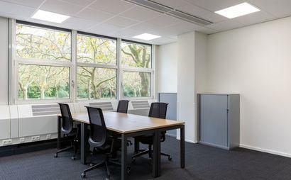 Work your way in een privékantoor voor drie Work your way in een privékantoor voor drie