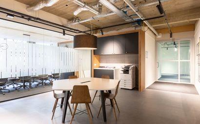 Work your way in een privékantoor voor drie Work your way in een privékantoor voor drie