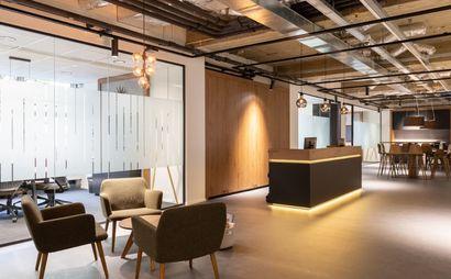 Work your way in een privékantoor voor drie Work your way in een privékantoor voor drie