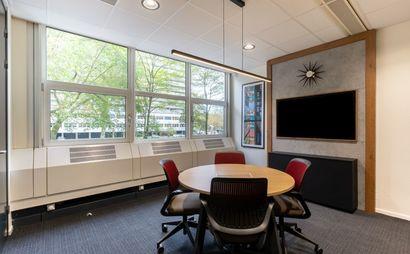 Work your way in een privékantoor voor drie Work your way in een privékantoor voor drie