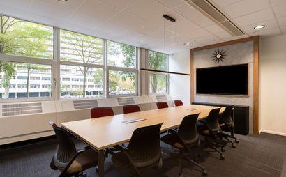 Work your way in een privékantoor voor drie Work your way in een privékantoor voor drie