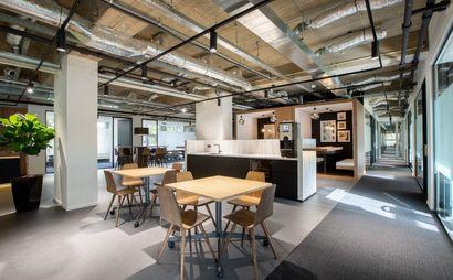 Work your way in een privékantoor voor drie Work your way in een privékantoor voor drie