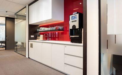 Work your way in een privékantoor voor drie Work your way in een privékantoor voor drie