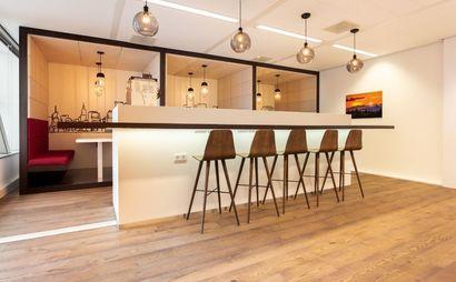 Work your way in een privékantoor voor drie Work your way in een privékantoor voor drie