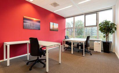 Work your way in een privékantoor voor drie Work your way in een privékantoor voor drie