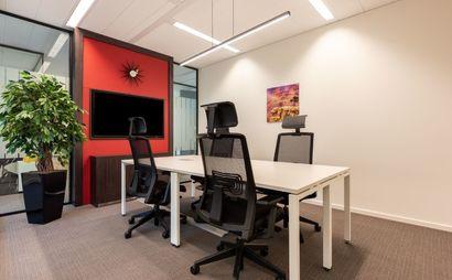 Work your way in een privékantoor voor drie Work your way in een privékantoor voor drie