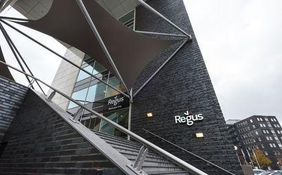 Work your way in een privékantoor voor drie Work your way in een privékantoor voor drie