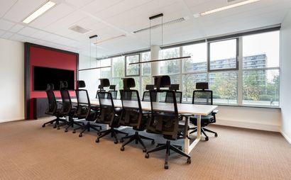 Work your way in een privékantoor voor drie Work your way in een privékantoor voor drie