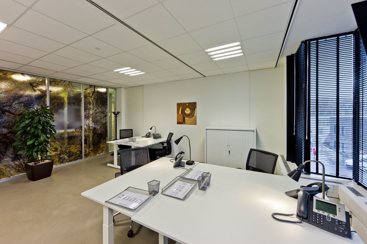 Work your way in een privékantoor voor drie Work your way in een privékantoor voor drie