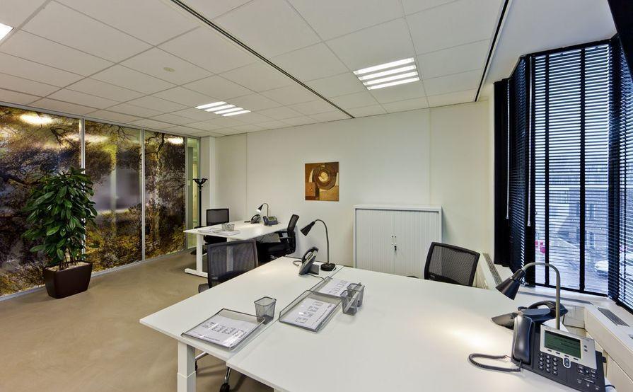 Work your way in een privékantoor voor drie Work your way in een privékantoor voor drie