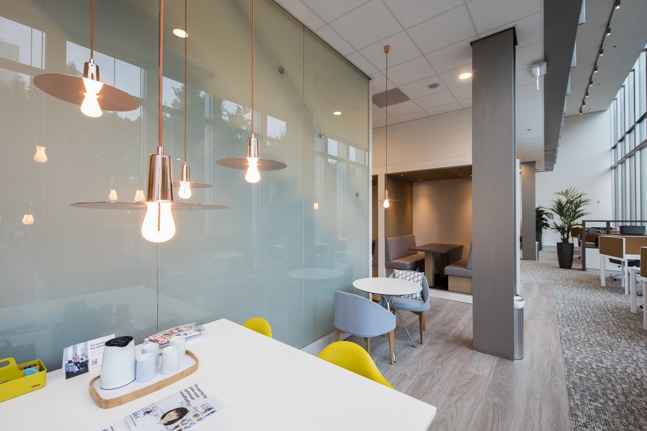Work your way in een privékantoor voor drie Work your way in een privékantoor voor drie