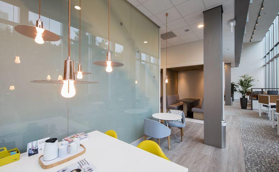 Work your way in een privékantoor voor drie Work your way in een privékantoor voor drie