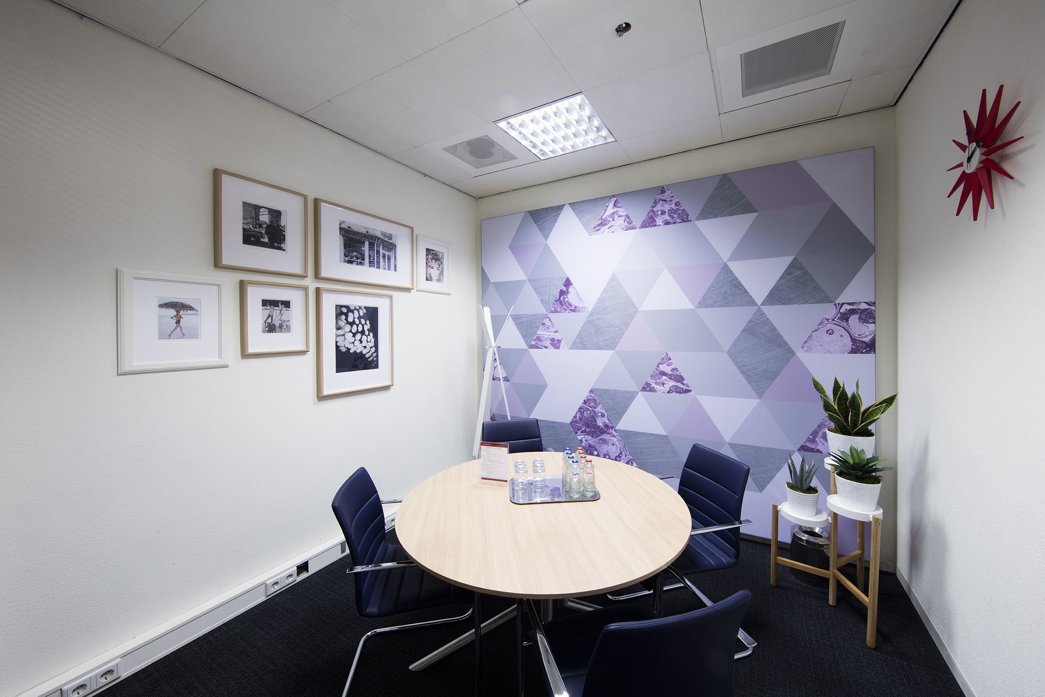 Work your way in een privékantoor voor drie Work your way in een privékantoor voor drie