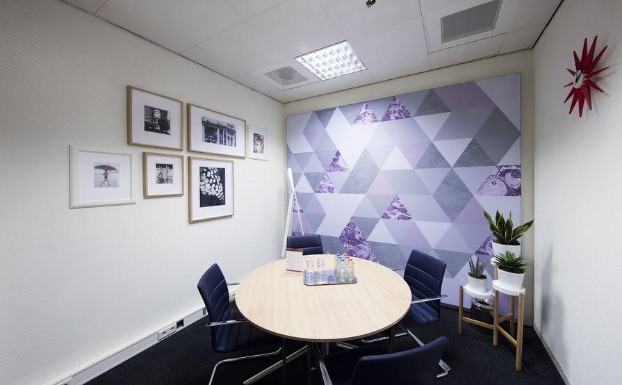 Work your way in een privékantoor voor drie Work your way in een privékantoor voor drie
