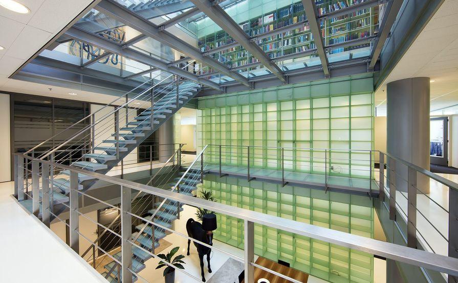Work your way in een privékantoor voor drie Work your way in een privékantoor voor drie