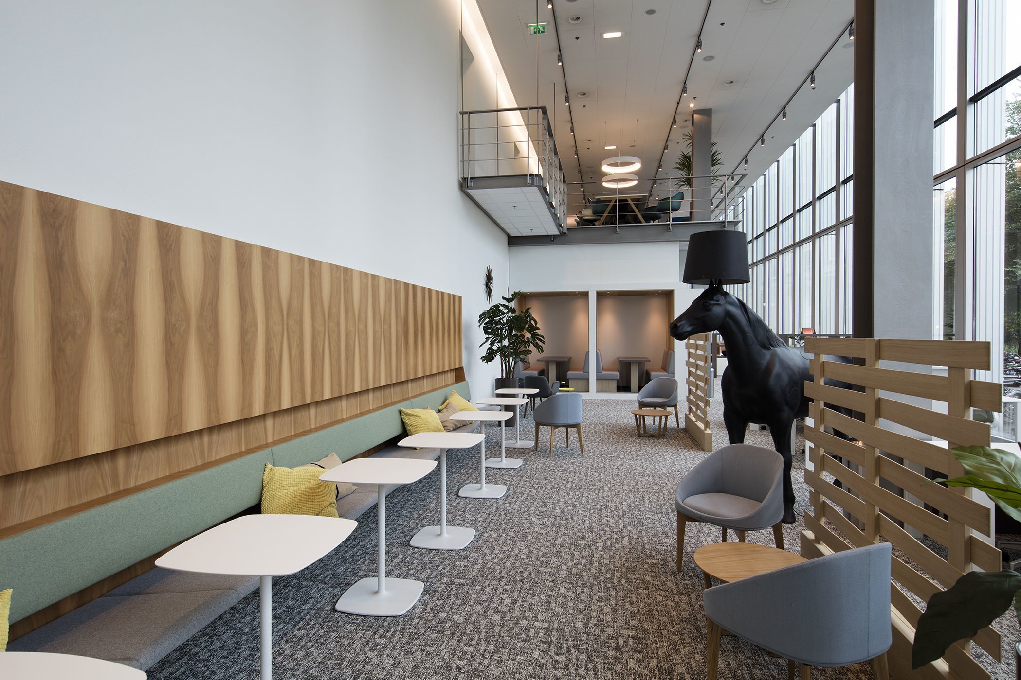 Work your way in een privékantoor voor drie Work your way in een privékantoor voor drie