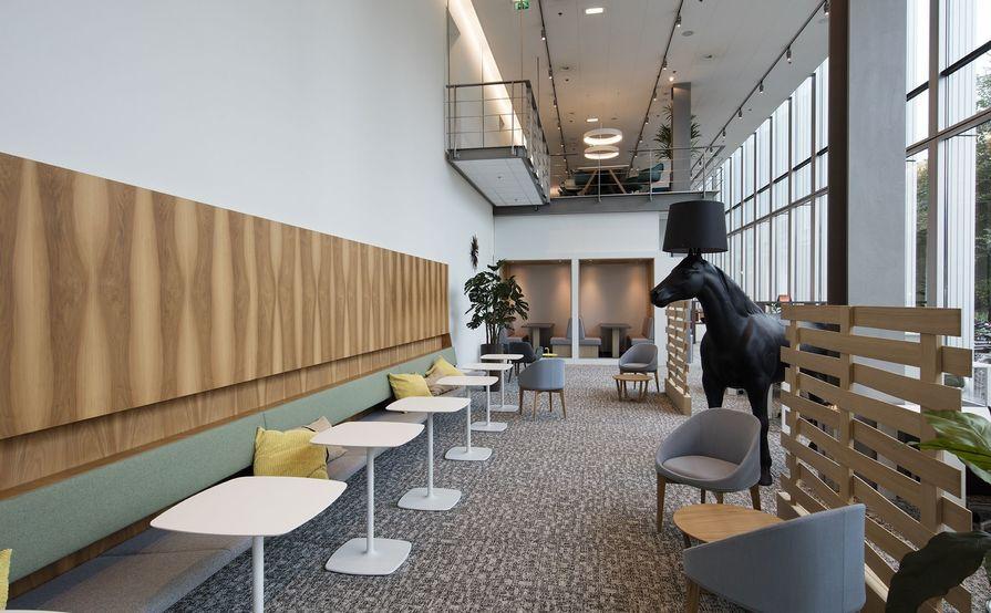 Work your way in een privékantoor voor drie Work your way in een privékantoor voor drie