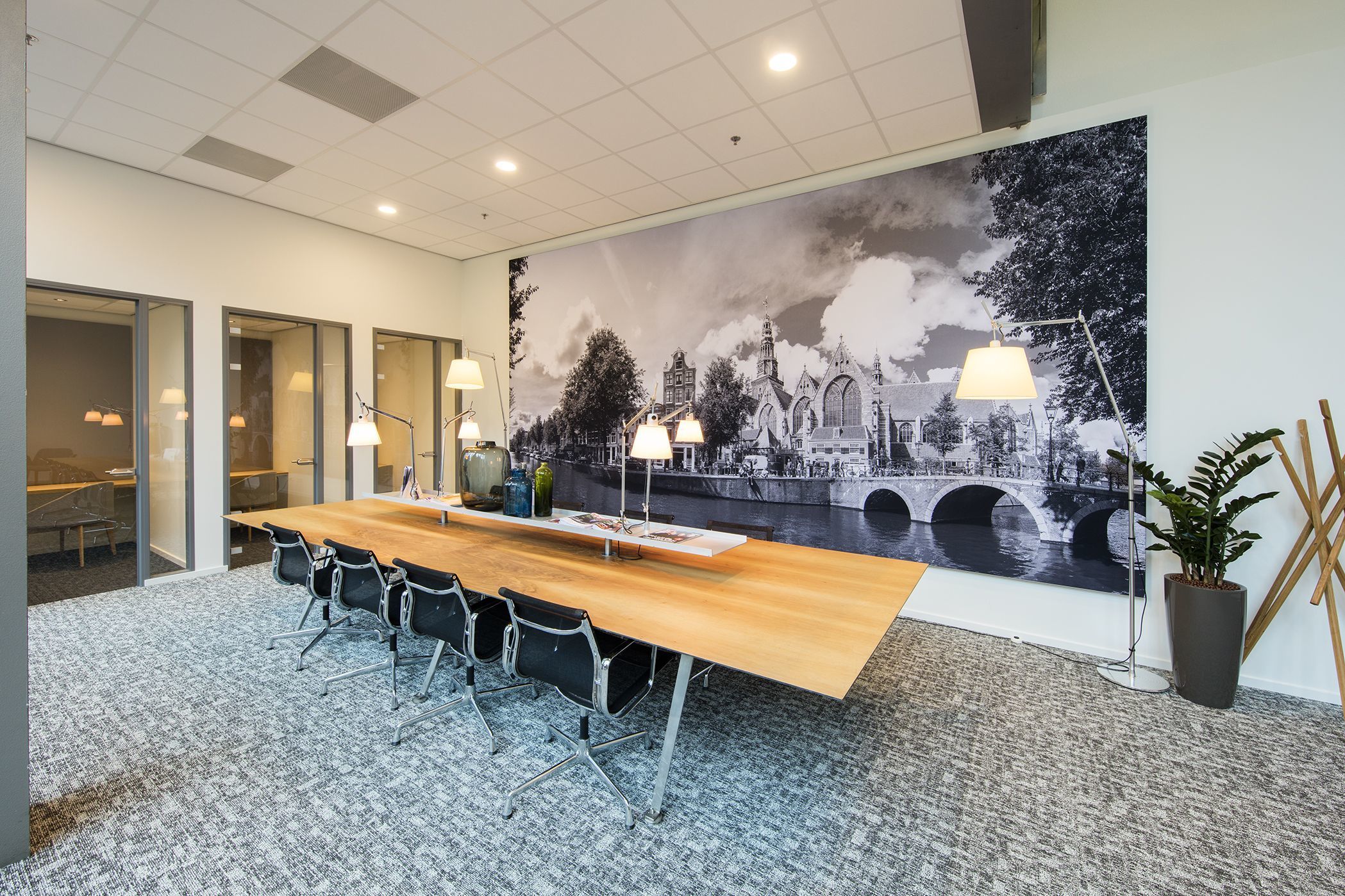 Work your way in een privékantoor voor drie Work your way in een privékantoor voor drie