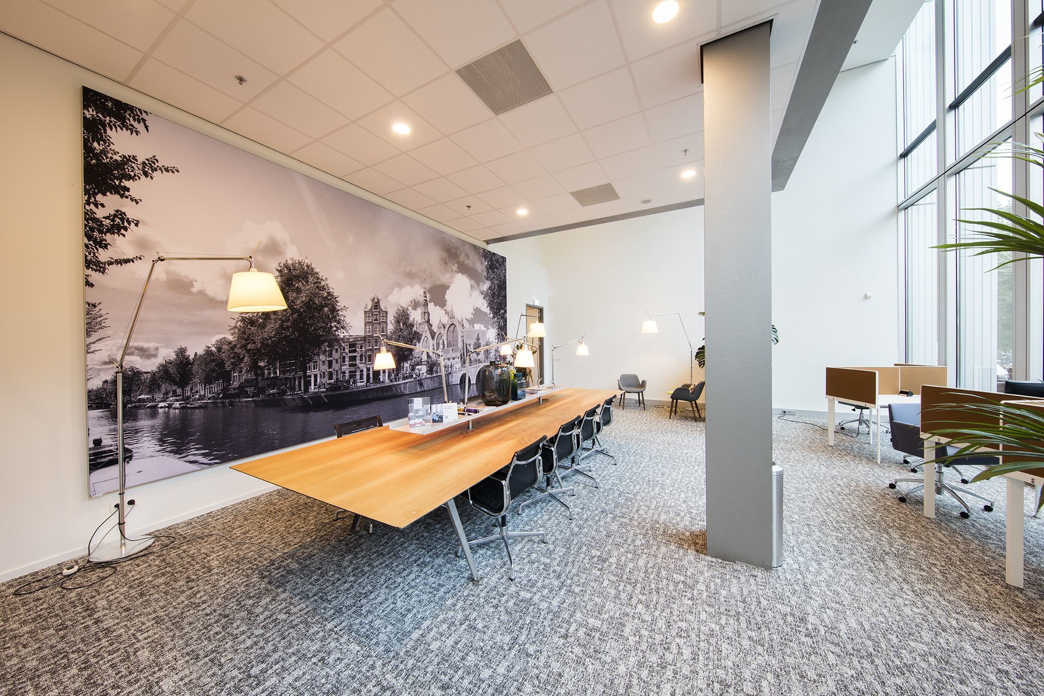 Work your way in een privékantoor voor vijf Work your way in een privékantoor voor vijf