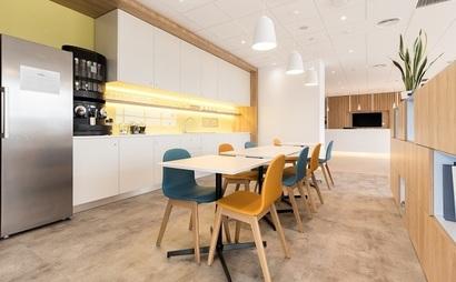 Work your way in een privékantoor voor drie Work your way in een privékantoor voor drie
