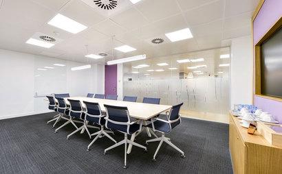 Work your way in een privékantoor voor drie Work your way in een privékantoor voor drie