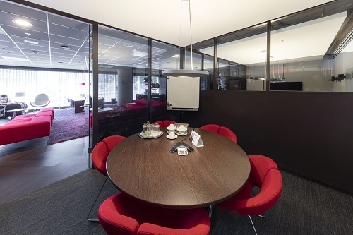 Work your way in een privékantoor voor drie Work your way in een privékantoor voor drie