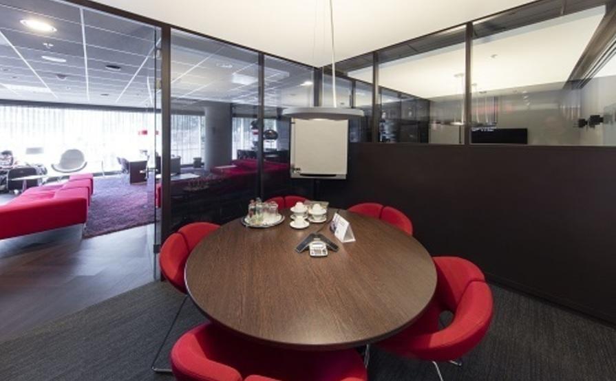 Work your way in een privékantoor voor drie Work your way in een privékantoor voor drie
