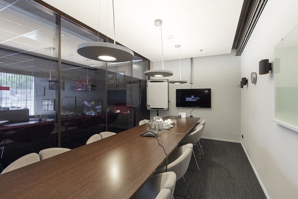 Work your way in een privékantoor voor drie Work your way in een privékantoor voor drie