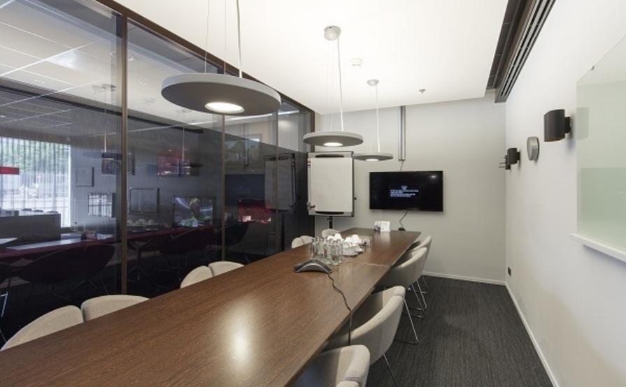 Work your way in een privékantoor voor drie Work your way in een privékantoor voor drie