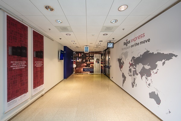 Work your way in een privékantoor voor drie Work your way in een privékantoor voor drie