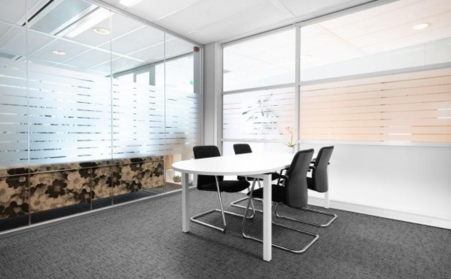 Work your way in een privékantoor voor vijf Work your way in een privékantoor voor vijf
